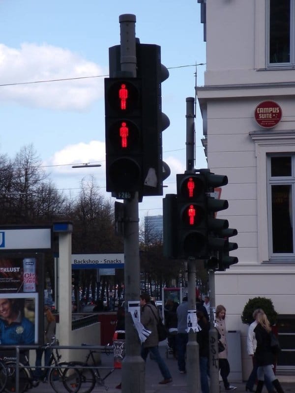 Em Hamburgo, quase todos os semáforos possuem 2 sinais vermelhos, caso um deles quebre