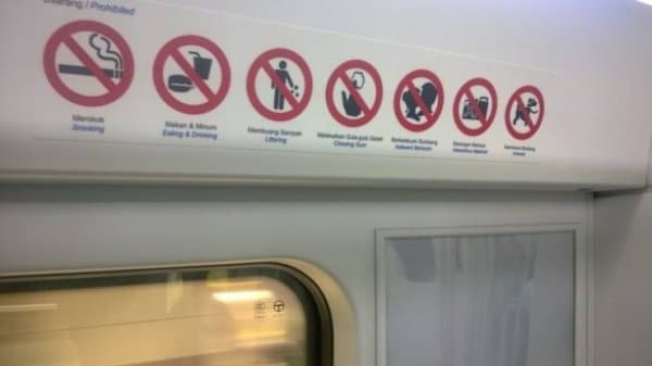No metrô de Singapura, você não pode mascar chicletes ou beijar