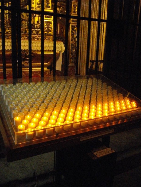 Algumas igrejas europeias utilizam velas elétricas - você coloca uma moeda e elas acendem