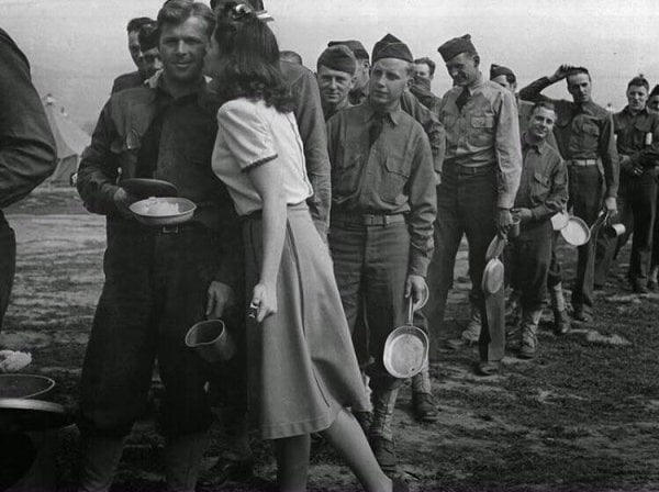 Durante a Segunda Guerra Mundial, uma jovem atriz decidiu tentar beijar 10 mil soldados para motivá-los