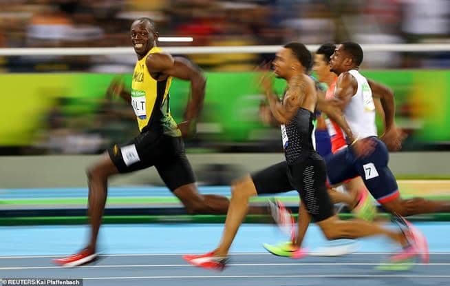 Usain Bolt, da Jamaica, sorri enquanto cruza a linha de chegada nas Olimpíadas do Rio, em 2016