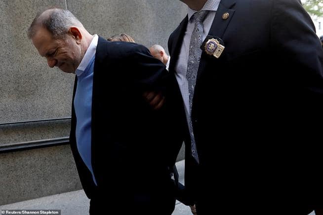 Produtor Harvey Weinstein chega ao Tribunal Penal de Manhattan, em Nova Iorque, em 25 de maio de 2018. O magnata de 67 anos tem várias acusações de estupro, ato sexual criminoso e agressões
