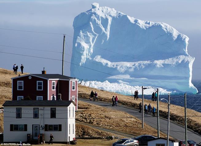 Iceberg passa perto de Ferryland, Canadá, em abril de 2017. Ele possuía uma altura de 150 metros, e era ainda maior do que aquele que atingiu e afundou o Titanic em 1912