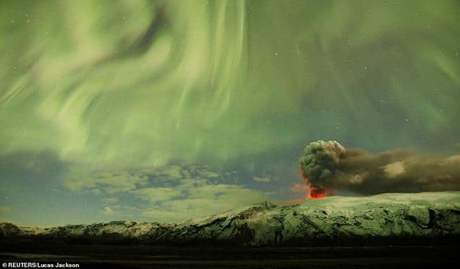 Aurora boreal vista acima da nuvem cinza do vulcão em Eyjafjallajokull, Islândia, em 22 de abril de 2010. As erupções duraram mais de seis dias