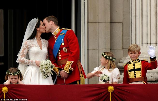 Príncipe William e sua esposa Catherine se beijam na varanda do Palácio de Buckingham, ao lado das damas de honra. Mas quem roubou a cena foi Grace, a afilhada de três anos do príncipe, cobrindo os ouvidos durante o primeiro beijo público do casal para delírio da multidão
