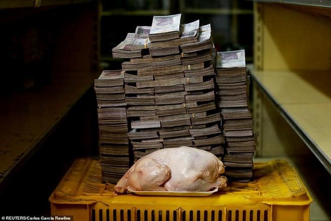 O dinheiro necessário para comprar um frango na Venezuela. O país mergulhou num caos político e econômica que elevou a inflação a níveis incríveis