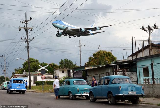 O Força Aérea Um carregando o presidente dos EUA, Barack Obama, sobrevoando bairro de Havana a poucos metros do aeroporto internacional de Havana, Cuba, em 20 de março de 2016. Obama foi o primeiro presidente em quase 90 anos a visitar a ilha