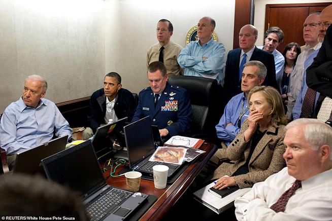 Presidente Obama assiste pela TV ação das tropas numa missão contra Osama bin Laden. Uma câmera foi presa ao capacete de um militar para transmitir as imagens