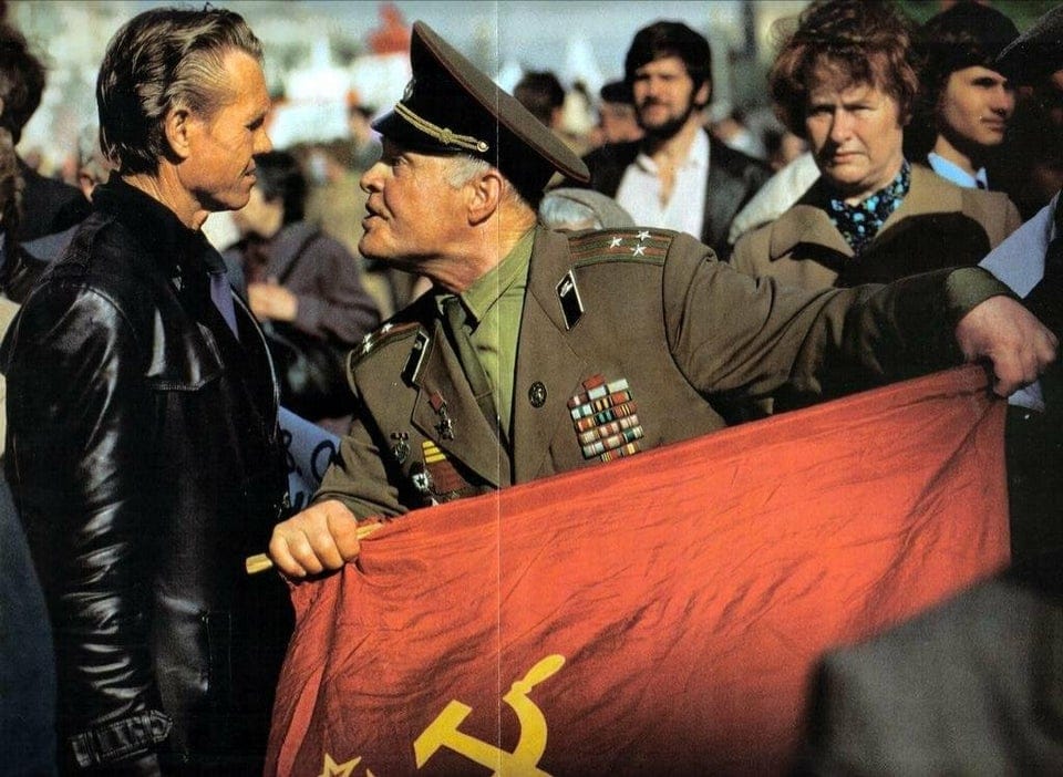 Veterano do Exército Vermelho confrontando manifestante anticomunista na Rússia, 1990