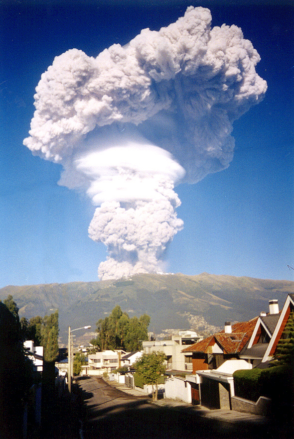 Vulcão Pichincha em erupção na capital equatoriana de Quito, em 7 de outubro de 1999