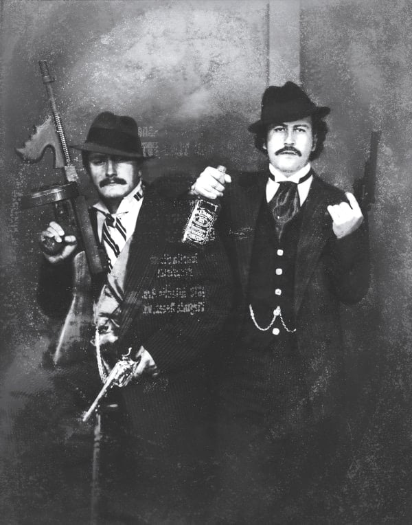 Pablo Escobar (à direita) se apresenta como gangster em Las Vegas, ao lado de seu primo Gustavo Gaviria, nos anos 80