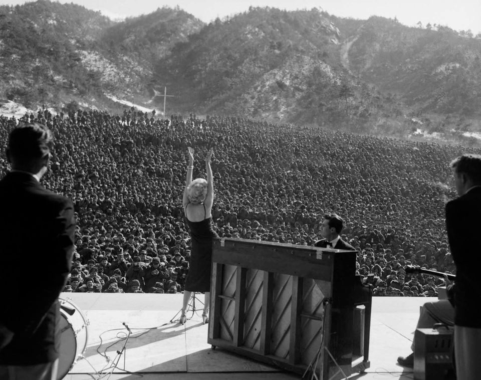 Marilyn Monroe se apresentando para milhares de soldados americanos na Coréia, 1954