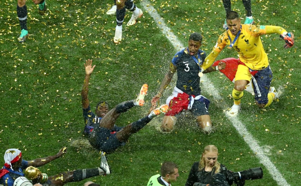Jogadores franceses Dembele, Kimpembe e Areola comemorando a conquista da Copa do Mundo, 15 de julho de 2018