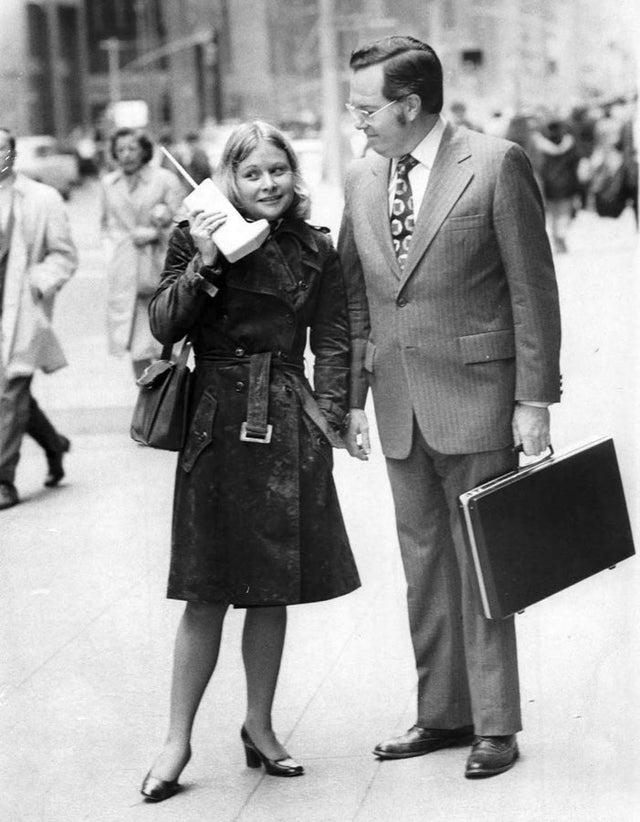 Jeanne Bauer com seu revolucionário telefone celular DynaTAC no centro de Nova Iorque, acompanhada de John Mitchell, engenheiro da Motorola, em 1973