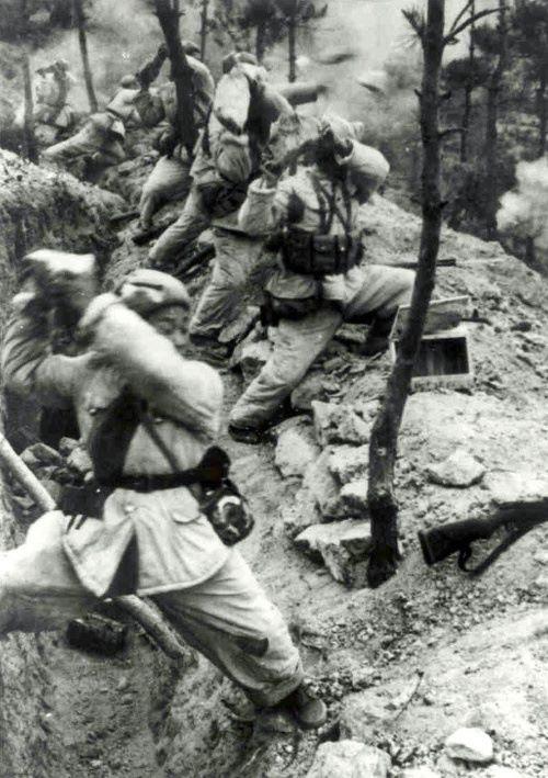 Soldados chineses desesperadamente atiram pedras nos sul-coreanos após ficarem sem munição durante Batalha de Triangle Hill, novembro de 1951
