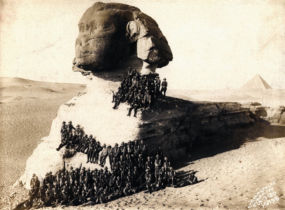 Soldados de infantaria posam na Grande Esfinge, em Gizé, março de 1920