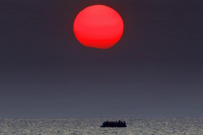 Bote superlotado com refugiados sírios à deriva no mar Egeu, entre a Turquia e a Grécia, após navio apresentar problemas na ilha grega de Kos