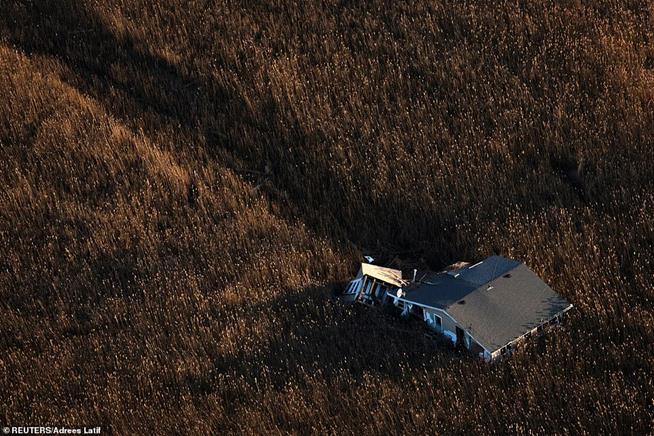 Vista aérea de uma casa arrastada através do pântano pelo furacão Sandy, que atingiu o nordeste dos EUA em 2012
