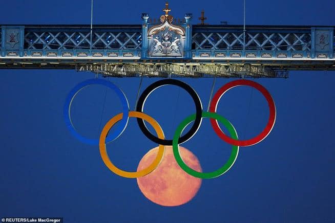 Lua cheia nasce atrás dos Anéis Olímpicos pendurados na Tower Bridge durante os Jogos Olímpicos de Londres, em 2012