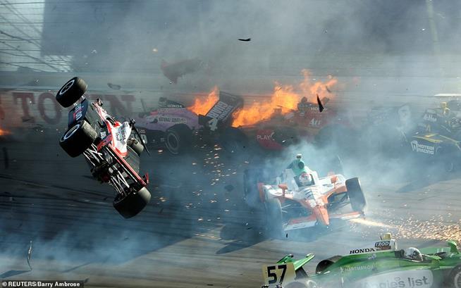Carro do piloto Will Power (à esquerda) voando após envolver-se numa batida espetacular numa etapa do Mundial de Formula Indy, em Nevada, EUA, 16 de outubro de 2011. Dan Wheldon (cujo carro não aparece na foto) morreu no mesmo acidente