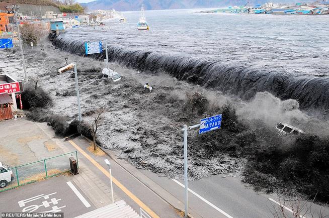 Onda se aproxima de Miyako, estuário de Heigawa, província de Iwate, onde foi registrado terremoto de magnitude 8,9, atingindo a área de Miyako, Japão, em 11 de março de 2011. Este foi o terremoto mais poderoso já registrado no país
