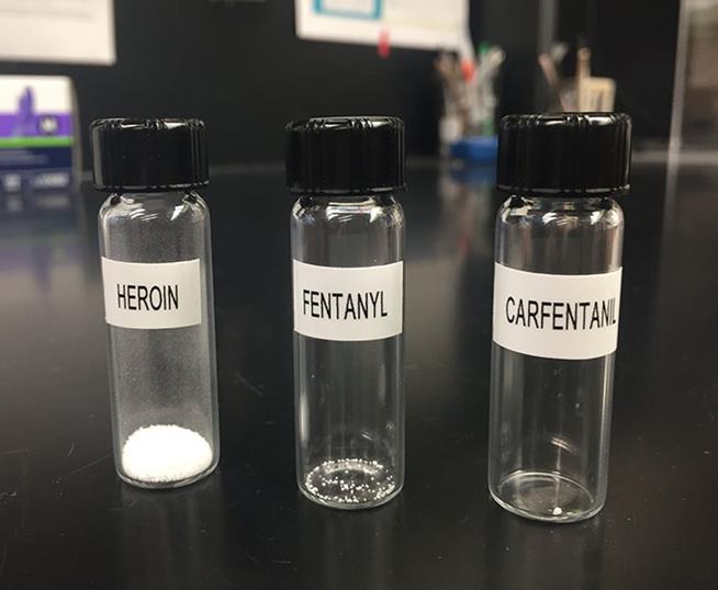 Frascos com heroína, fentanil e carfentanil. Cada um deles contém uma dose letal da droga