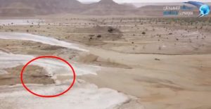 Inundação atinge deserto na Arábia Saudita e caminhonete fica no meio