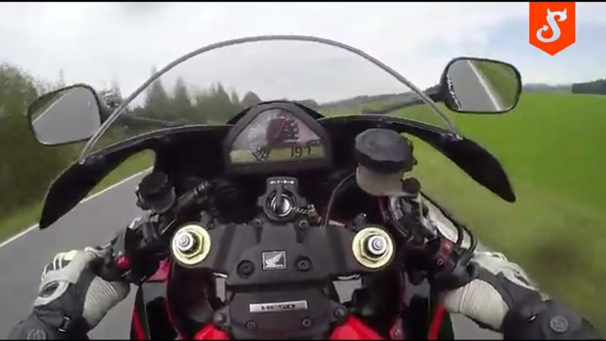 NUNCA pilote uma moto a 200 km/h usando apenas uma das rodas