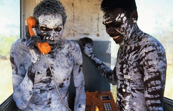 Homem aborígene usando pela primeira vez um telefone numa isolada estação em Korlobidah, na Austrália, em 1980