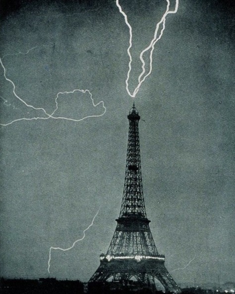 Rara foto de 1902 que mostra o exato momento em que a Torre Eiffel era atingida por um relâmpago