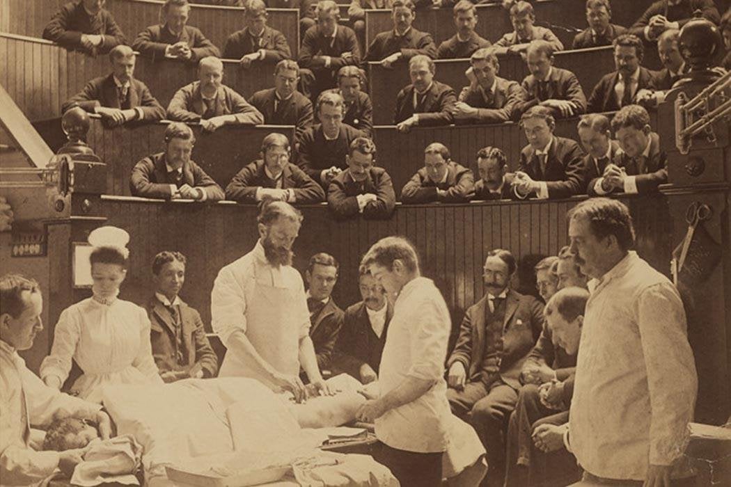 Plateia acompanhando uma operação sendo realizada em Boston, Massachusetts, 1890