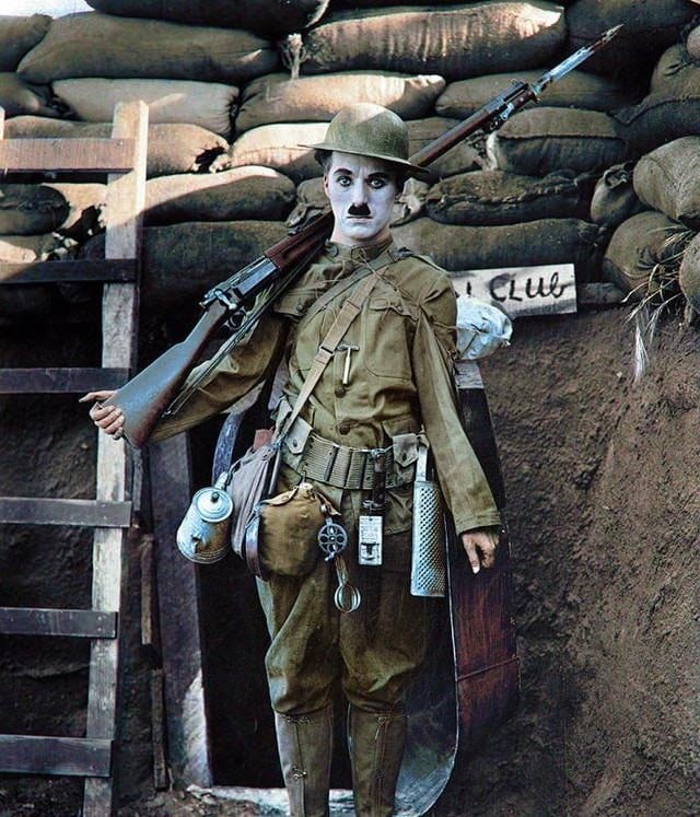 Chaplin como soldado em seu segundo filme, Shoulder Arms, em 1918. O filme silencioso foi o mais curto de Chaplin, assim como o primeiro filme que ele dirigiu