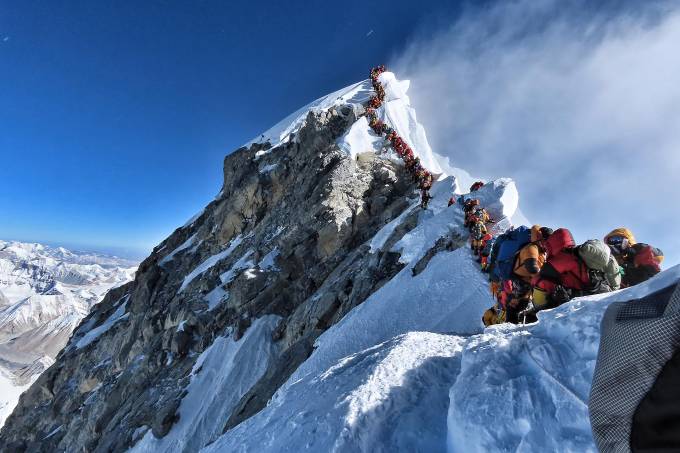 Esta é uma fila registrada na etapa final da escalada do Everest. A chamada 