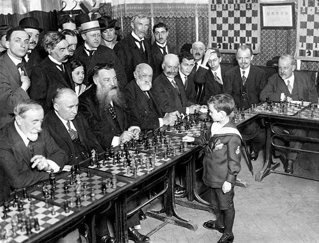 Prodígio do xadrez de 8 anos, Samuel H Reshevsky, jogou contra vários mestres do xadrez e derrotou todos eles, França, 1920