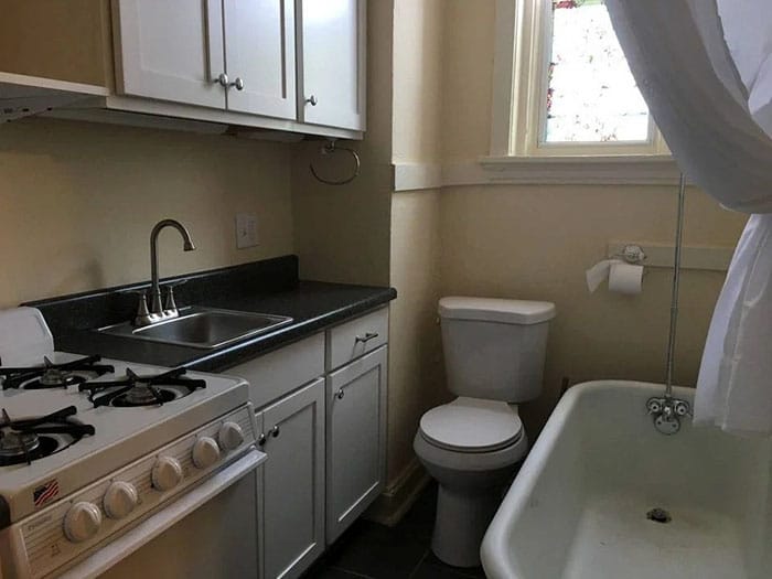 Apartamento que está sendo alugado em St Louis, EUA. Ele é tão pequeno que a cozinha e o banheiro dividem o mesmo espaço. O valor: US$ 525 / mês