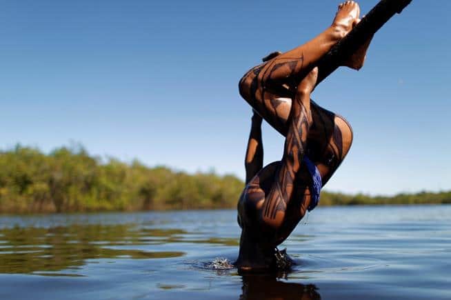 Membro da tribo Yawalapiti mergulha no rio Xingu, no Mato Grosso