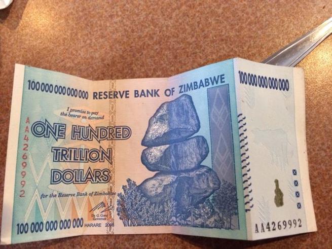 Inflação descontrolada no Zimbábue foi responsável por criar uma nota com este valor