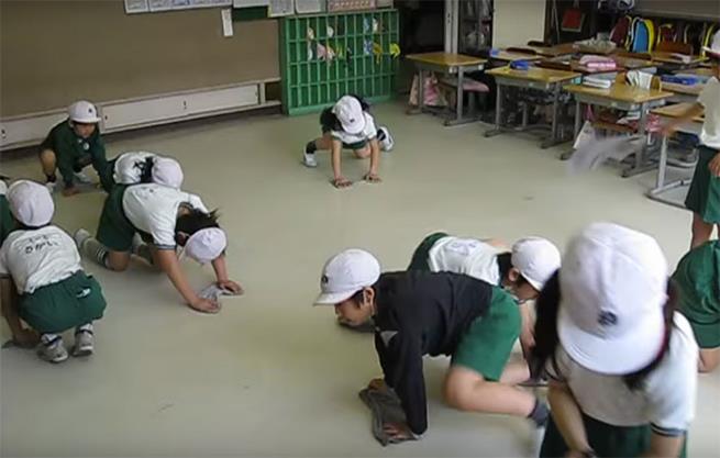 A maioria das escolas japonesas não emprega zeladores. O sistema educacional japonês acredita que exigir que os alunos limpem a escola fortalece o respeito, responsabilidade e enfatiza a igualdade entre eles