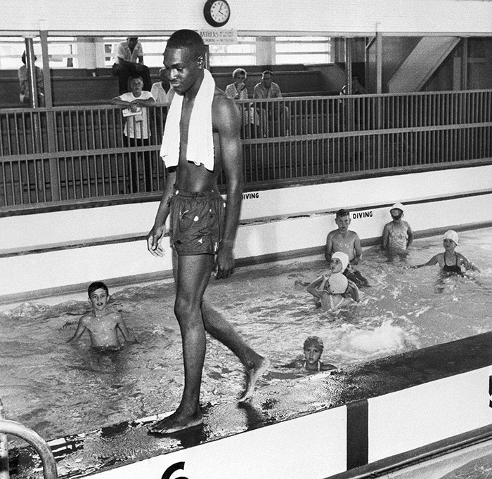 David Isom, 19, quebrando a linha de cores em uma piscina segregada na Flórida, em 8 de junho de 1958, resultando no fechamento das instalações pelas autoridades