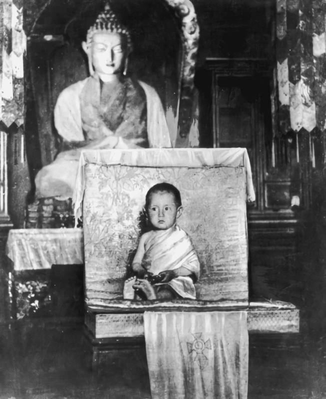 O 14º Dalai Lama, aos 2 anos de idade, 1937