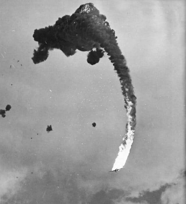 Momentos finais de mergulho de bombardeiro japonês, 1945