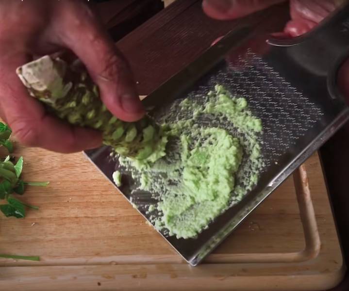 Caso você nunca tenha visto, é assim que o wasabi é preparado