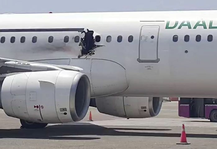 Em 2016, um homem-bomba embarcou em um avião da Daallo Airlines com explosivos implantados em seu laptop. Após 20 minutos de voo, ele detonou os explosivos, que causaram um buraco na lateral do avião, sugando o suicida instantaneamente. Ele, inclusive, foi a única vítima fatal