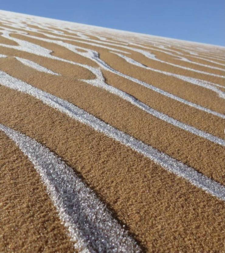 Neve no deserto do Saara. Este fenômeno raro ocorreu apenas quatro vezes num período de 37 anos