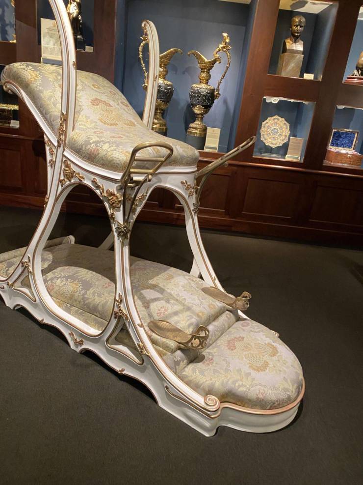 Esta é uma cadeira especialmente projetada para Eduardo VII. Seu design permitia que o príncipe playboy se divertisse de várias maneiras, inclusive com duas mulheres ao mesmo tempo