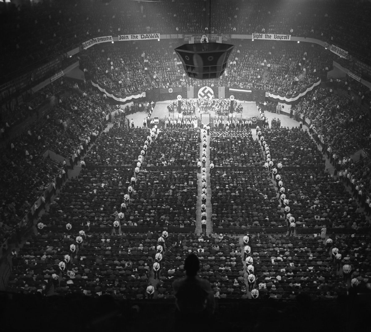 20 mil americanos marcam presenta em comício nazista no Madison Square Garden. O grupo contava tanto com alemães quanto americanos de ascendência alemã entre os membros que defendiam a supremacia nazista - 20 de fevereiro de 1939