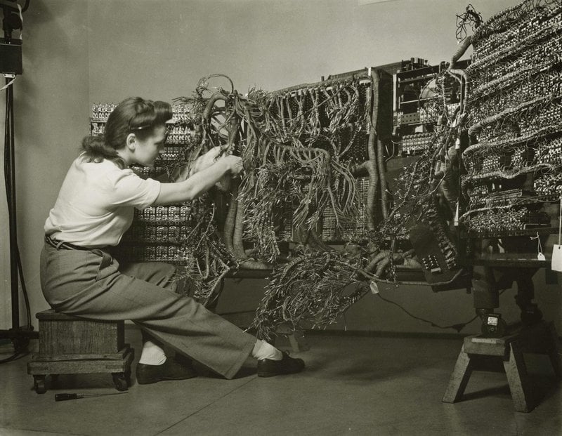 Engenheira instalando fiação de um dos primeiros computadores IBM da história - 1958