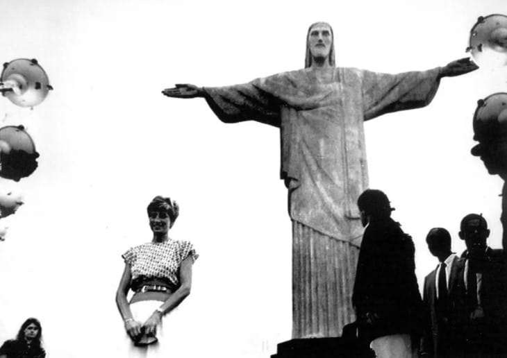 Princesa Diana em frente ao Cristo Redentor durante sua visita ao Brasil, em 1991