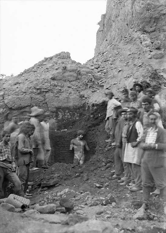 Descoberta da estátua de Antínous em Delfos, em 1894