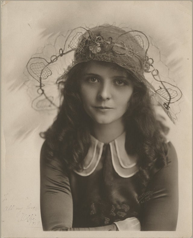 A atriz de cinema mudo Olive Thomas (1917), antes de ser envenenada apareceu em mais de 20 filmes ao longo da sua carreira cinematográfica de 4 anos